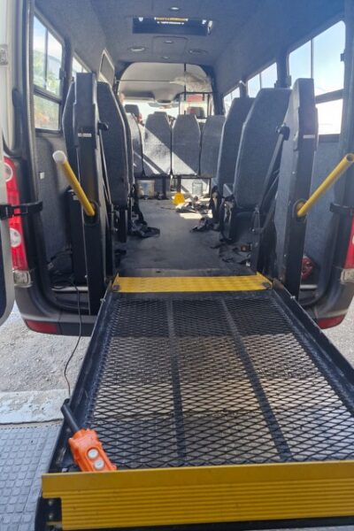 pic Belporto interior Solid platform lift with mesh grid for visibility.